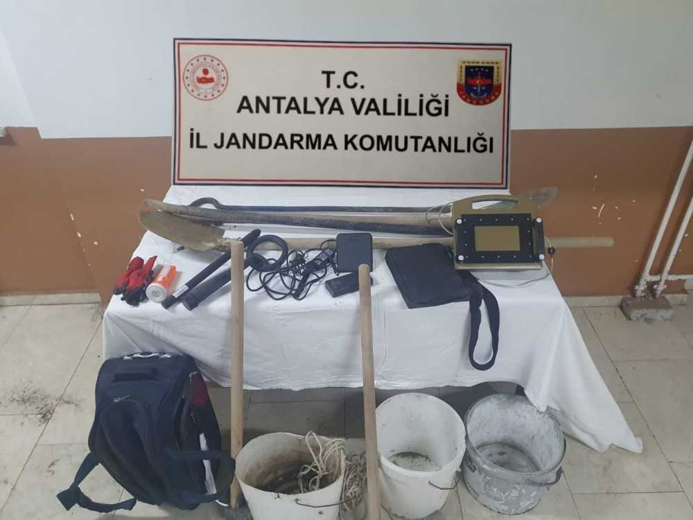Antalya’da kaçak kazıya suçüstü
