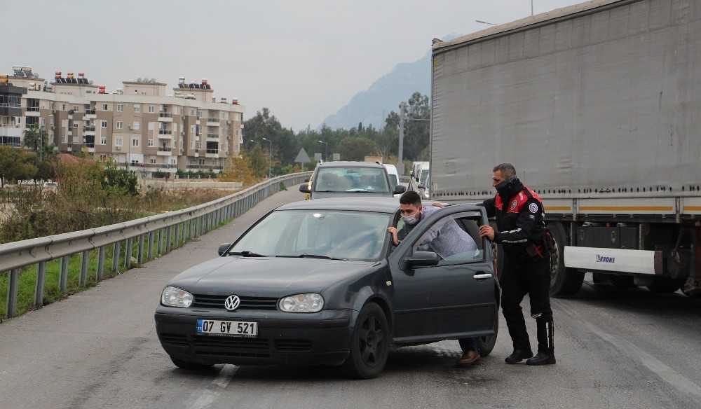 Antalya’da yunus polisinden yolda kalan sürücüye yardım