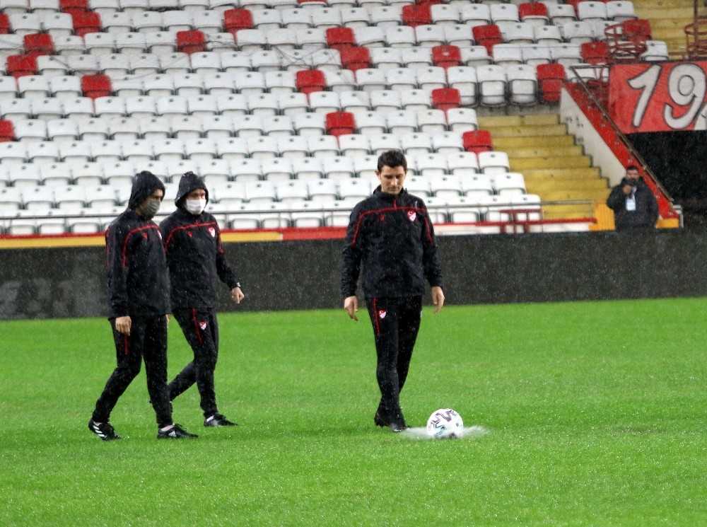 Antalyaspor-Hatayspor maçı yağmur sebebiyle ertelendi