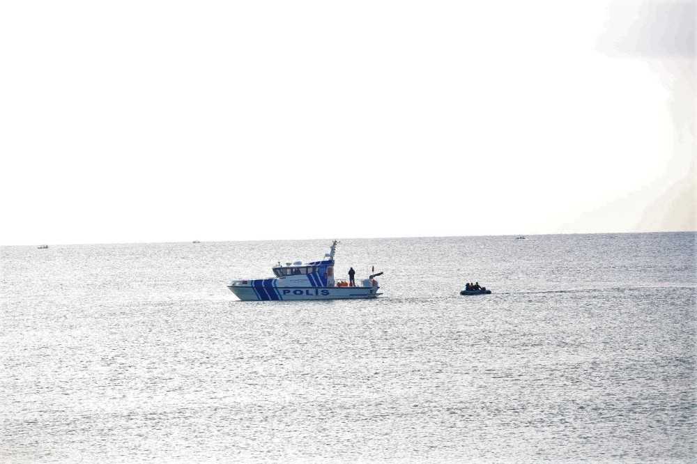Balıkçı teknesi battı, 3 kişi balıkçılar tarafından kurtarıldı