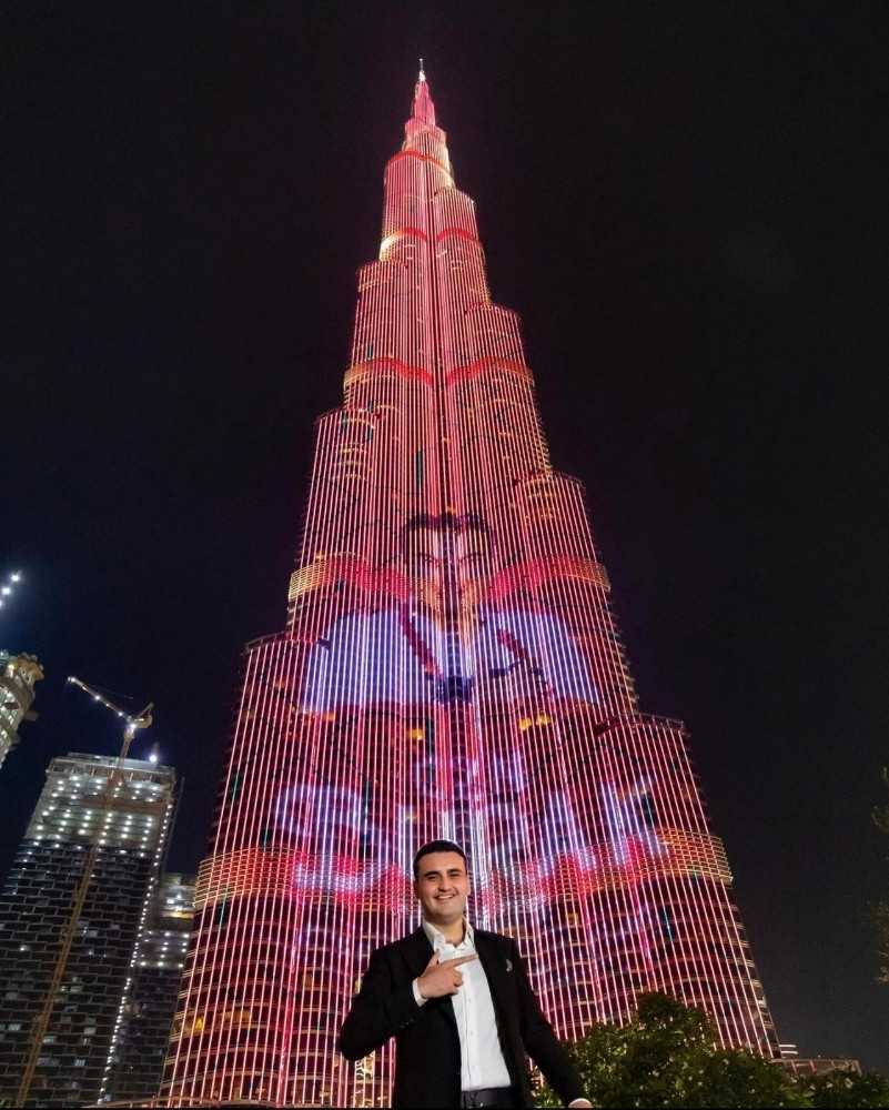 Burj Khalifa’ya ünlü şef CZN Burak’ın fotoğrafı yansıtıldı