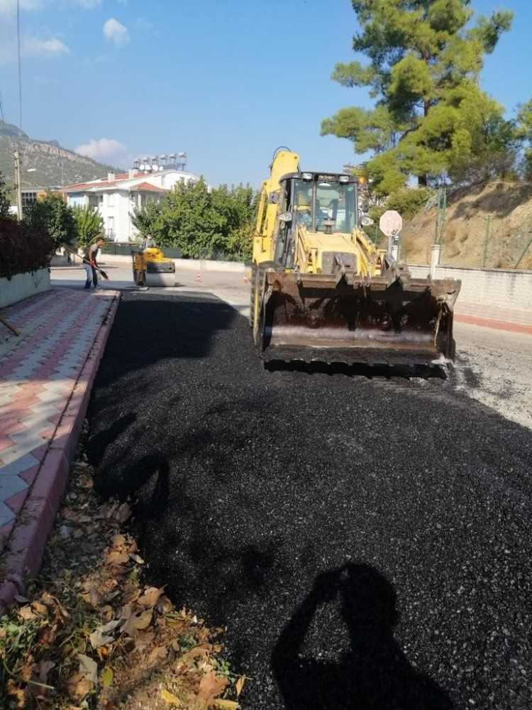 Kemer Belediyesi  alt yapı çalışmaları yapılan bozuk yolları asfaltlıyor