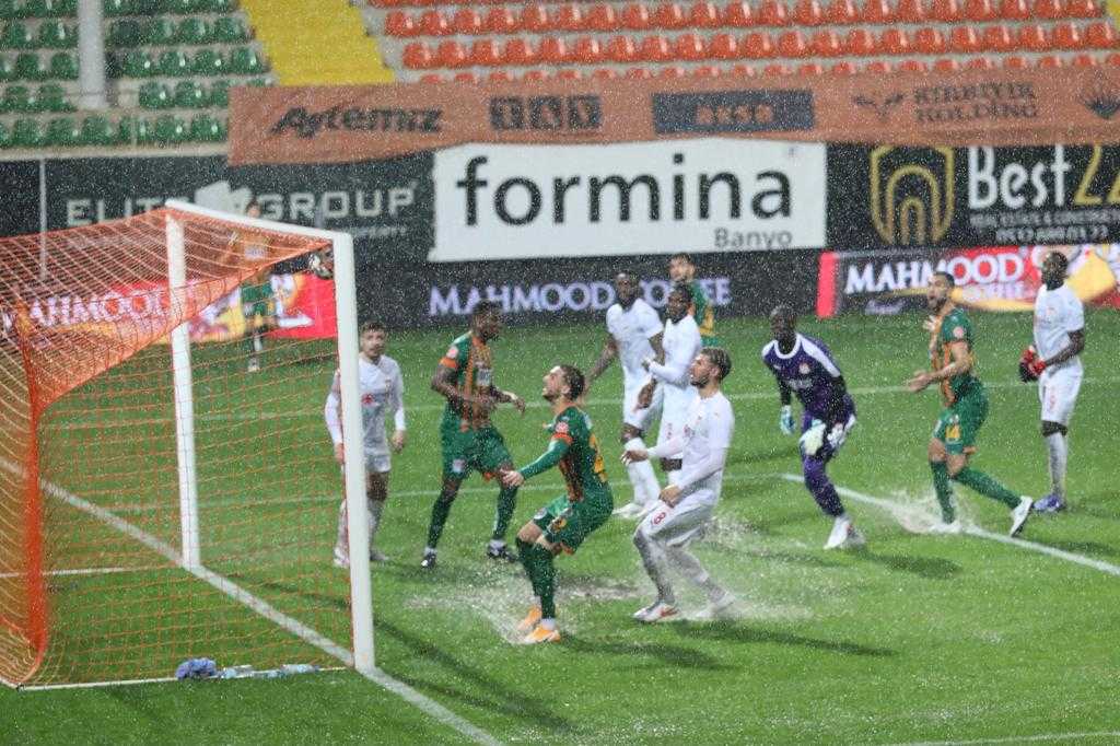 Alanyaspor – Sivasspor maçına yağmur engelli