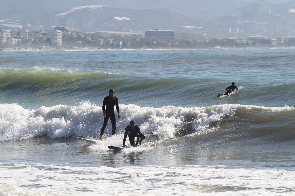 Alanya’da dev dalgalar arasında sörf keyfi (Video Haber)