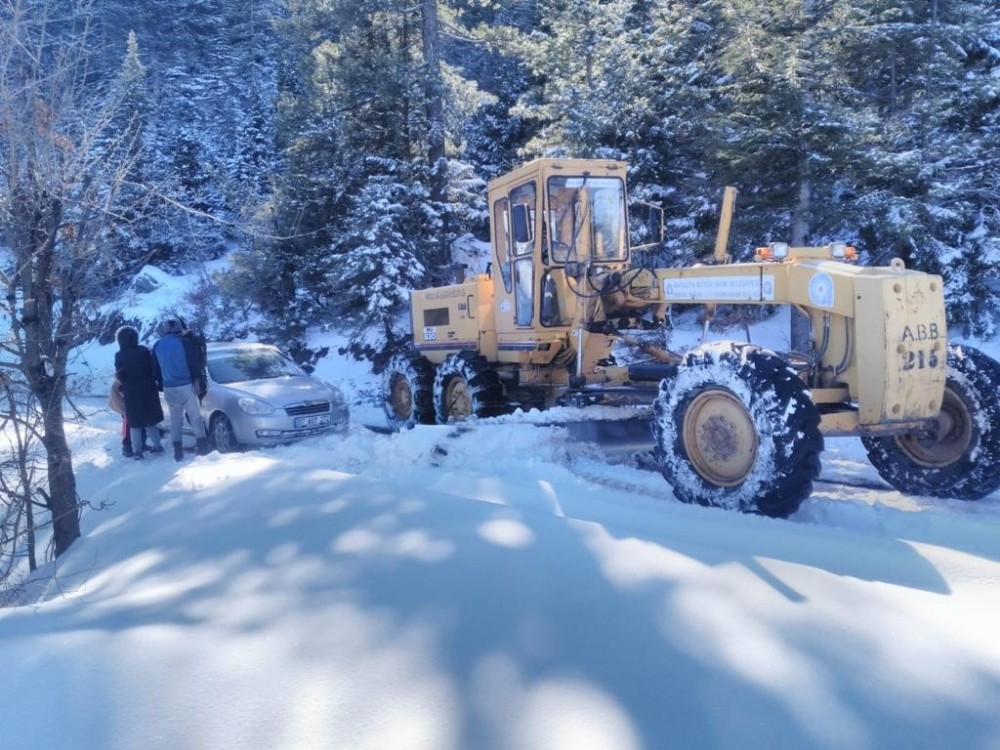 Alanya’da kar ve heyelandan kapanan yollar açıldı