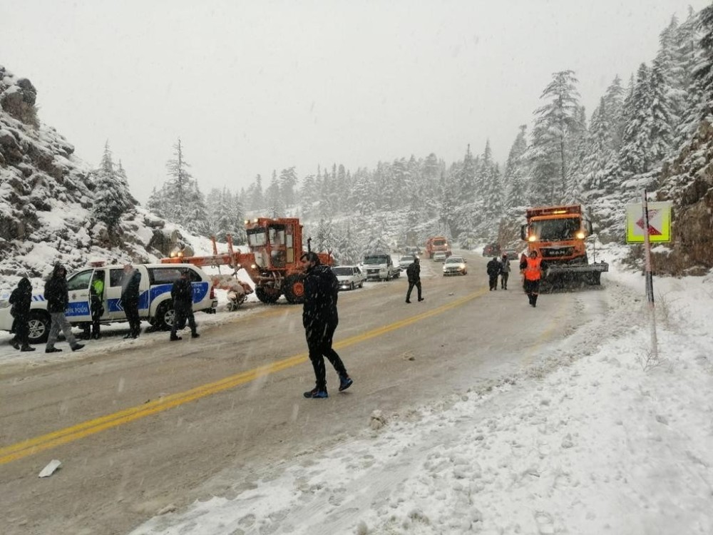 Antalya-Konya karayolunda trafik kazası: 2 ölü, 5 yaralı
