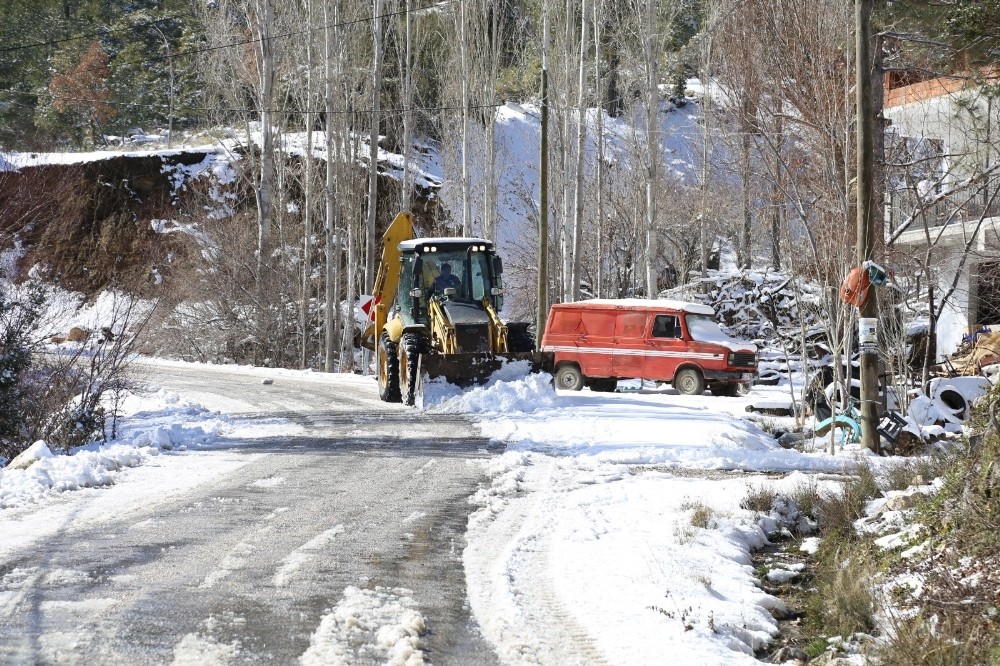 Antalya’da karla mücadele mesaisi devam ediyor