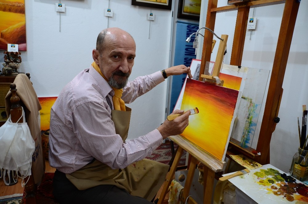 Antalyalı ressam 36’ıncı kişisel resim sergisini sanatseverlerle buluşturdu