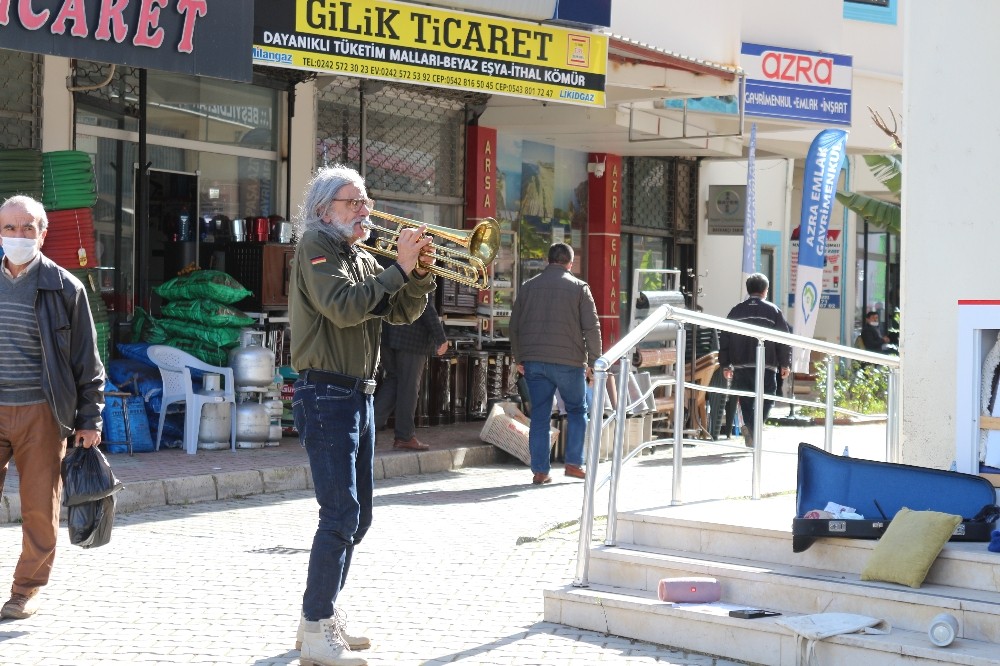 Brezilyalı orkestra şefinden Antalya sokaklarında trompet resitali