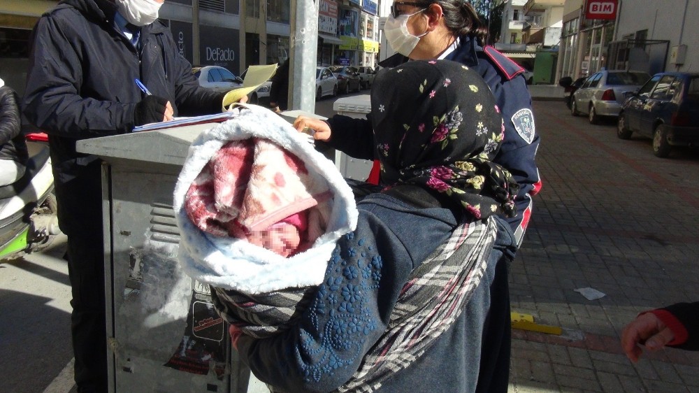 Dondurucu soğukta bebeğiyle dilenirken yakalandı