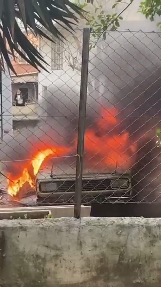 Antalya’da park halindeki kamyonet yandı