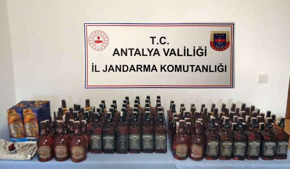 Jandarmanın operasyon yaptığı araçtan 110 şişe kaçak içki çıktı