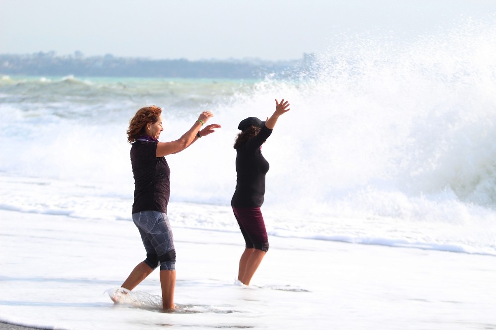 Kadın tatilcilerin dev dalgalarla tehlikeli pozları