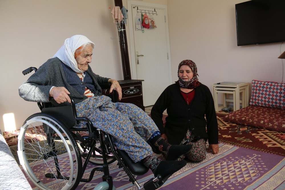 102 yaşındaki Fatma Nine’nin tekerlekli sandalye mutluluğu