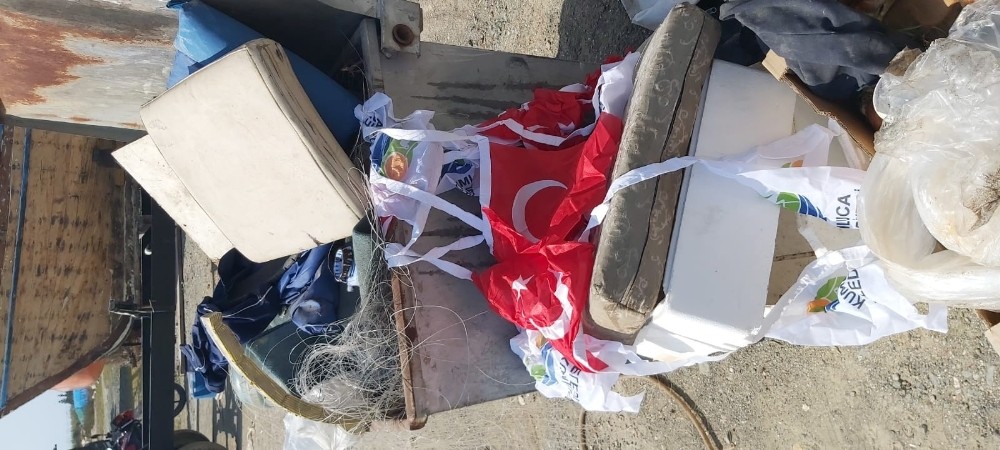 Çöpte bulunan Türk bayrakları tepki çekti