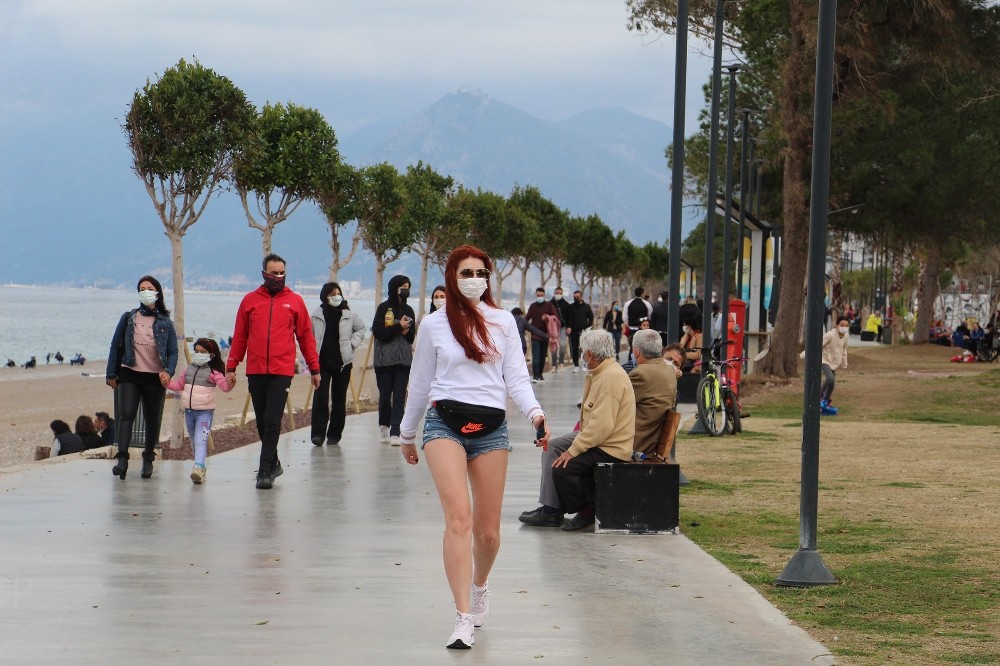 Cumartesi kısıtlamasının olmadığı Antalya’da sahil ve park yoğunluğu