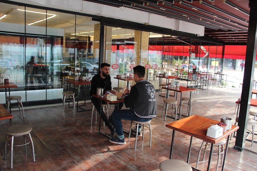 Kafe ve restoranlar yüzde 50 kapasiteyle hizmete başladı