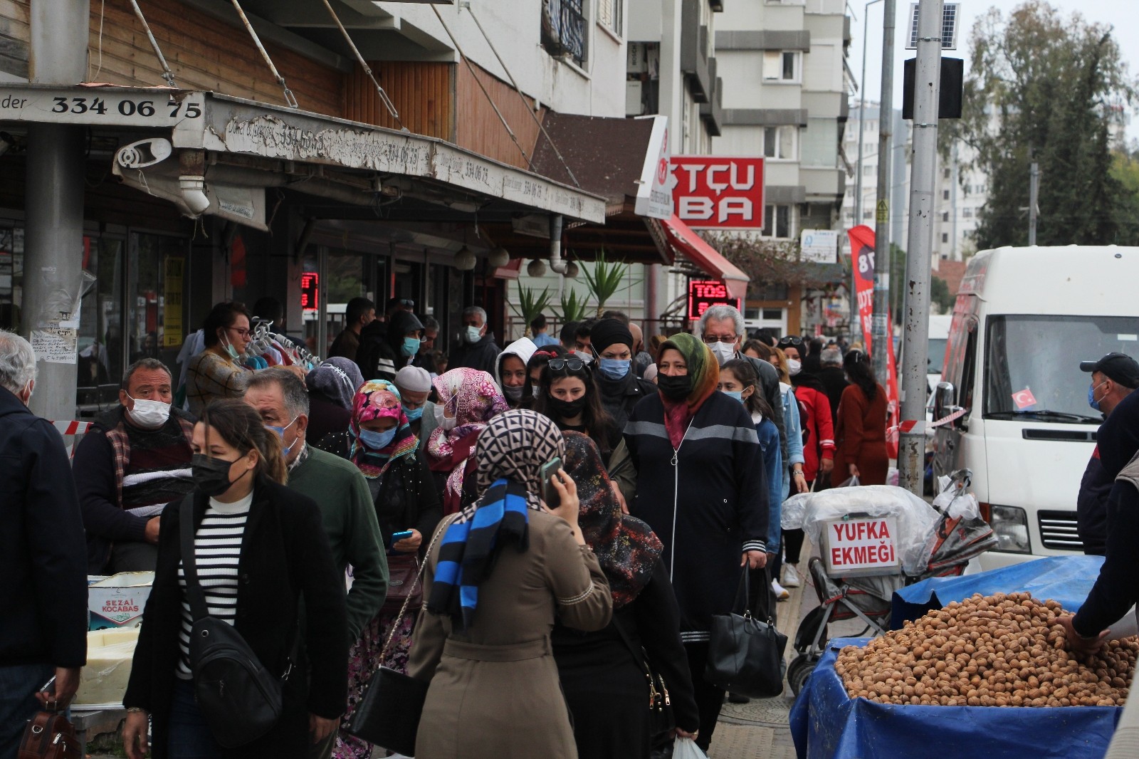 Kırmızı renkli Antalya’da pazar yoğunluğu