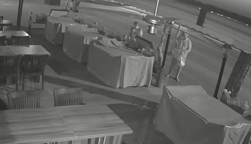 Alanya’da restoran önünden çiçek hırsızlığı kamerada