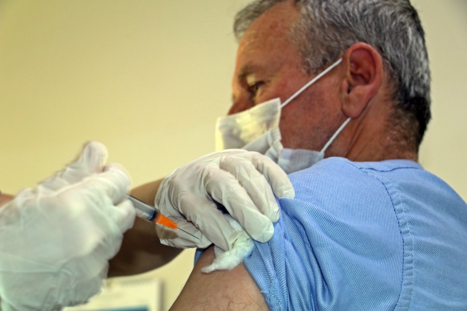 Covid-19 ilk doz aşıyı olduktan sonra virüse yakalananlara sil baştan aşı uygulaması