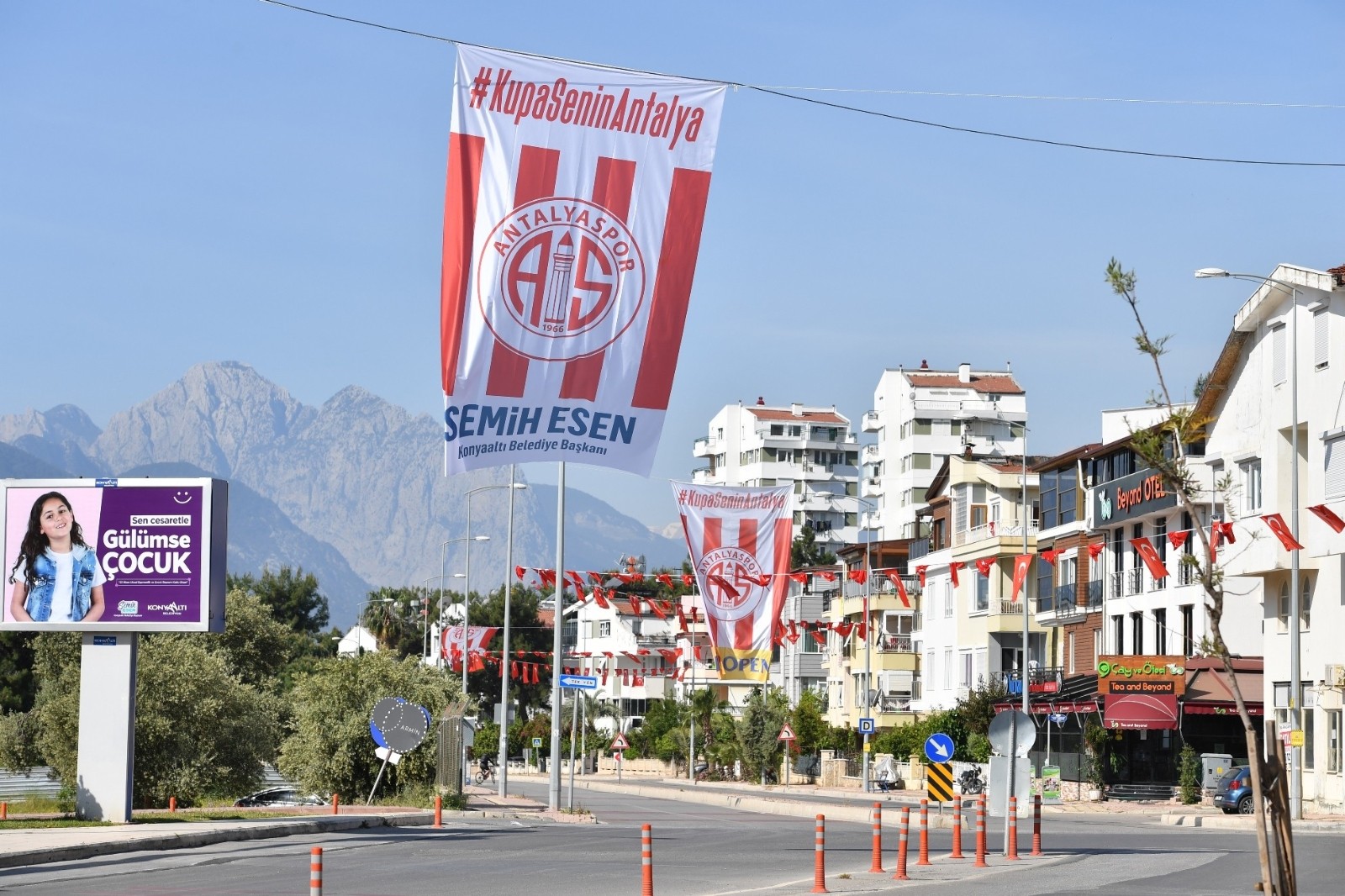 Esen’den Antalyaspor’a bayrak desteği
