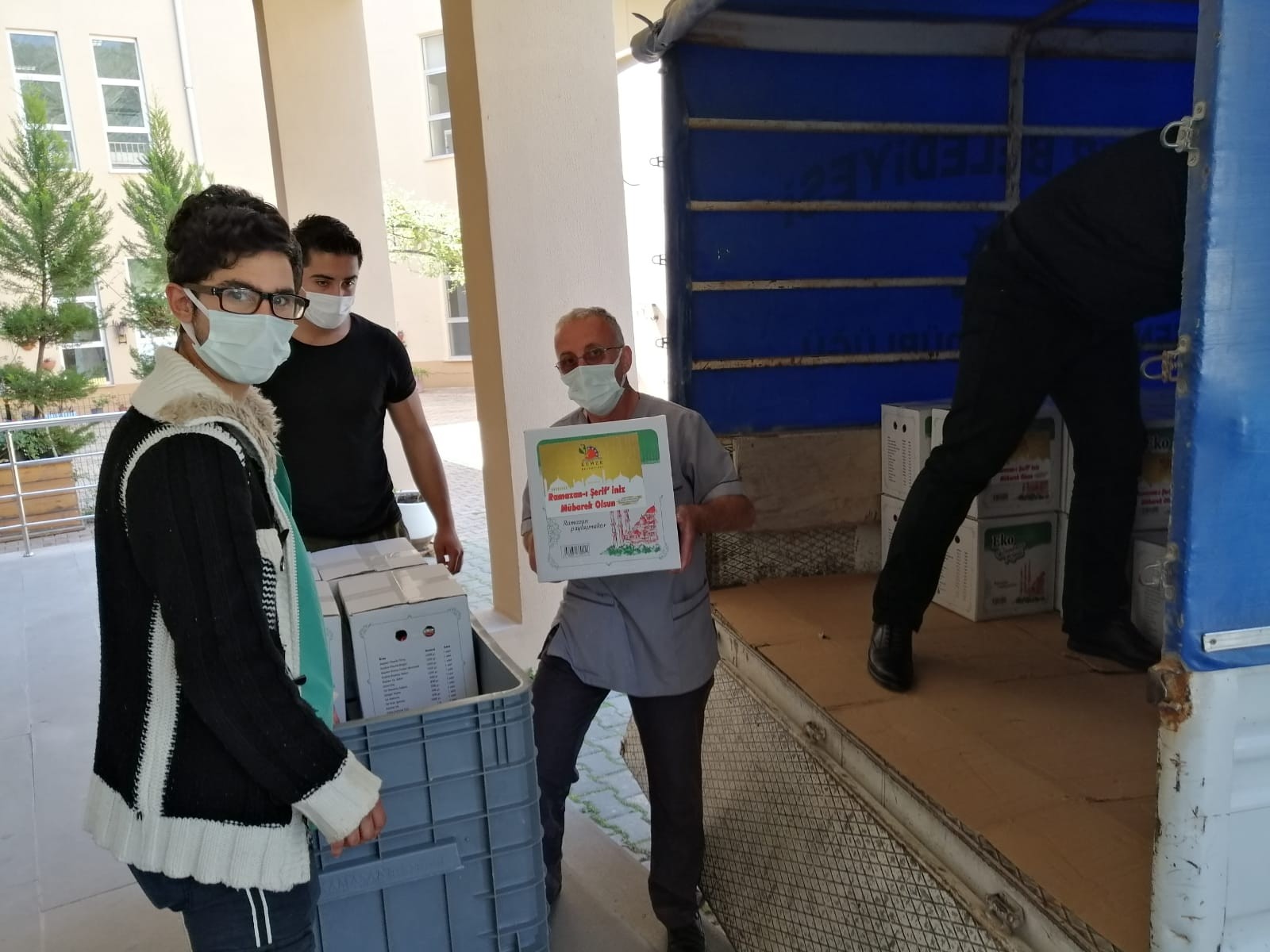 Kemer’de sağlık çalışanlarına ramazan paketi dağıtıldı