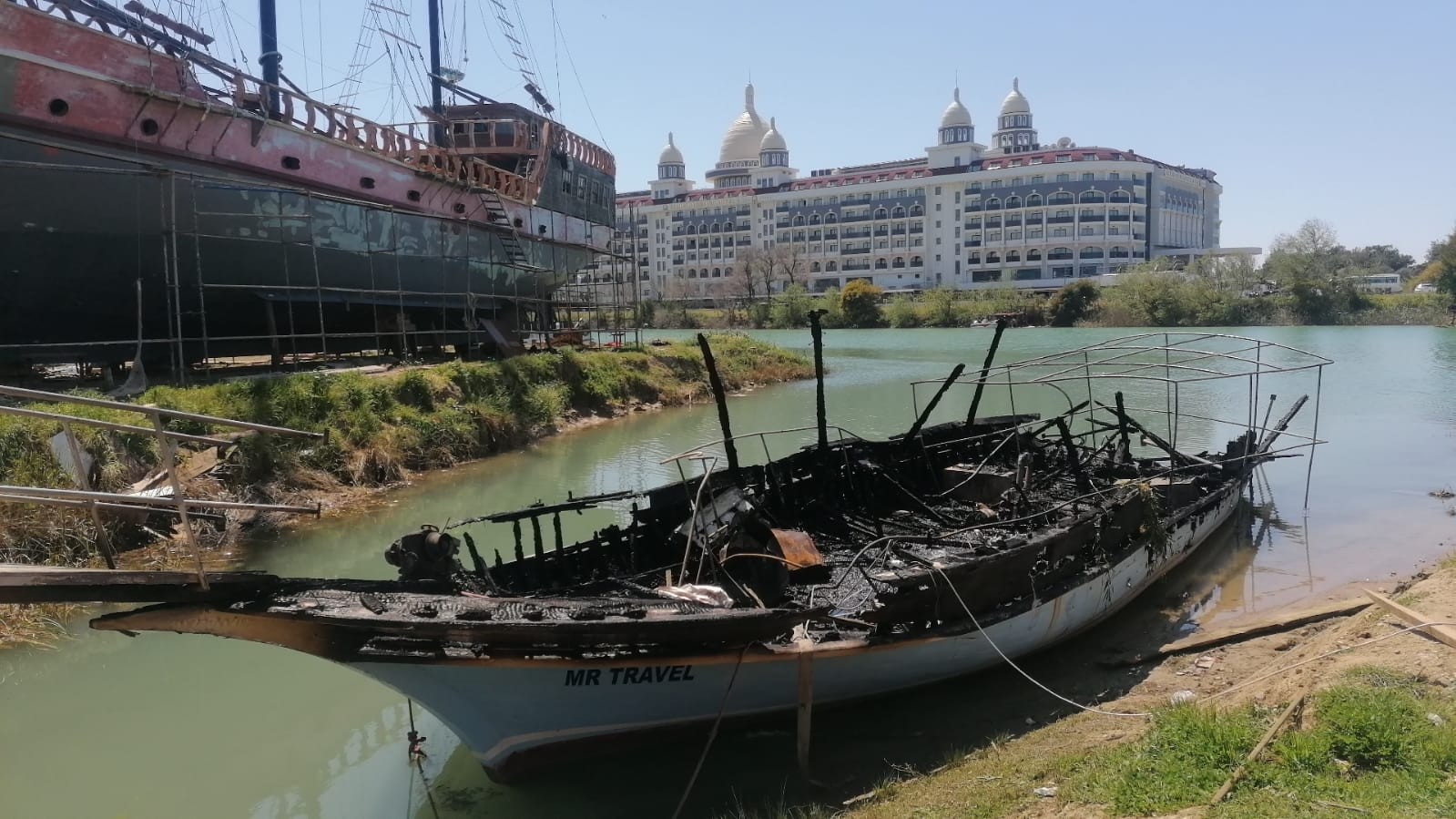 Manavgat’ta çekek yerindeki 2 tekne alev alev yandı