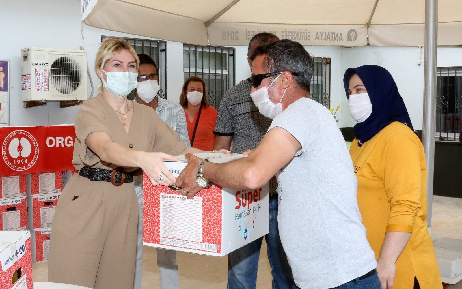 Rektör Özkan organ nakli olan ve nakil bekleyen hastalara ramazan paketi dağıttı