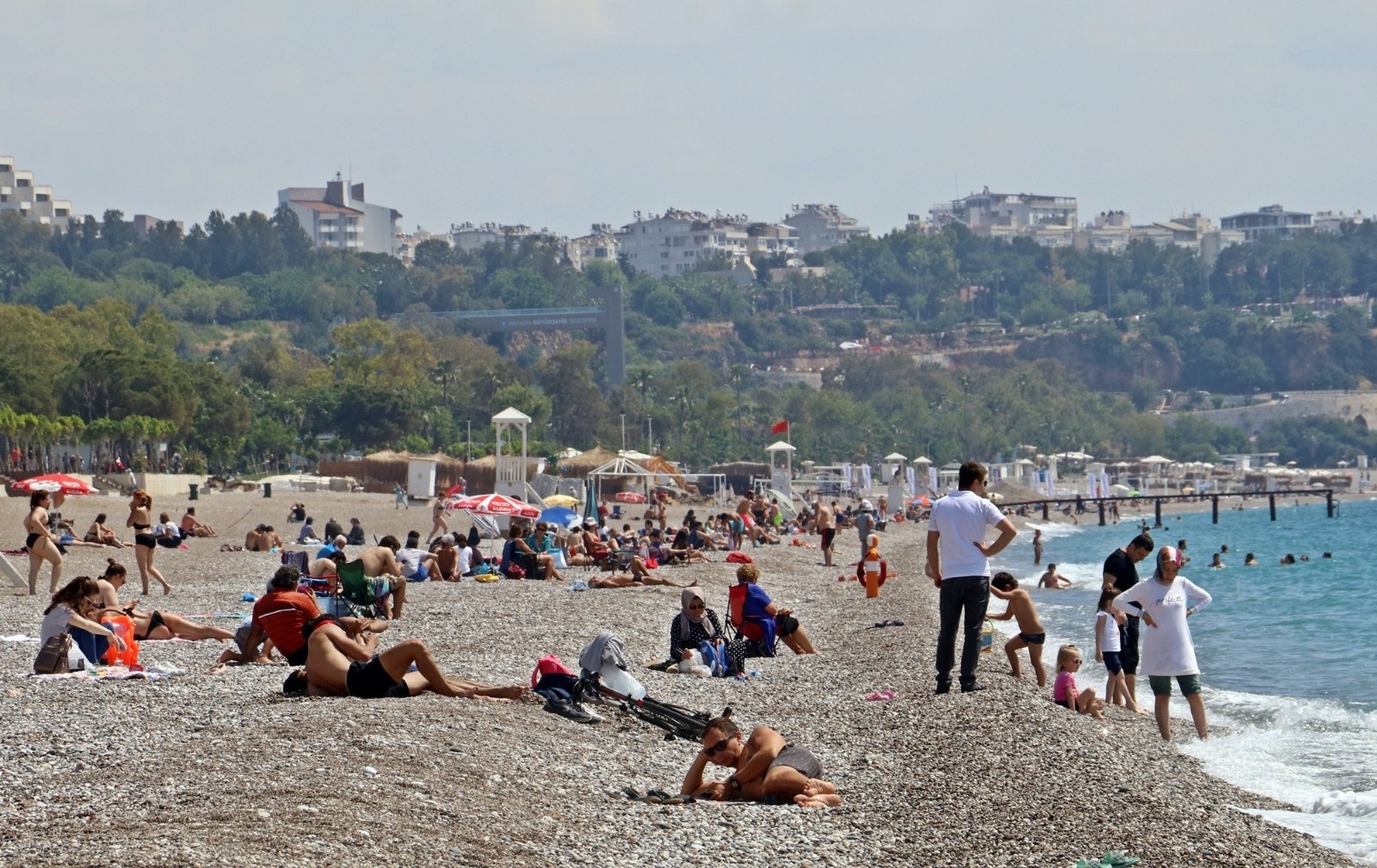 Antalya sahilleri kademeli normalleşmenin ikinci gününde de doldu taştı