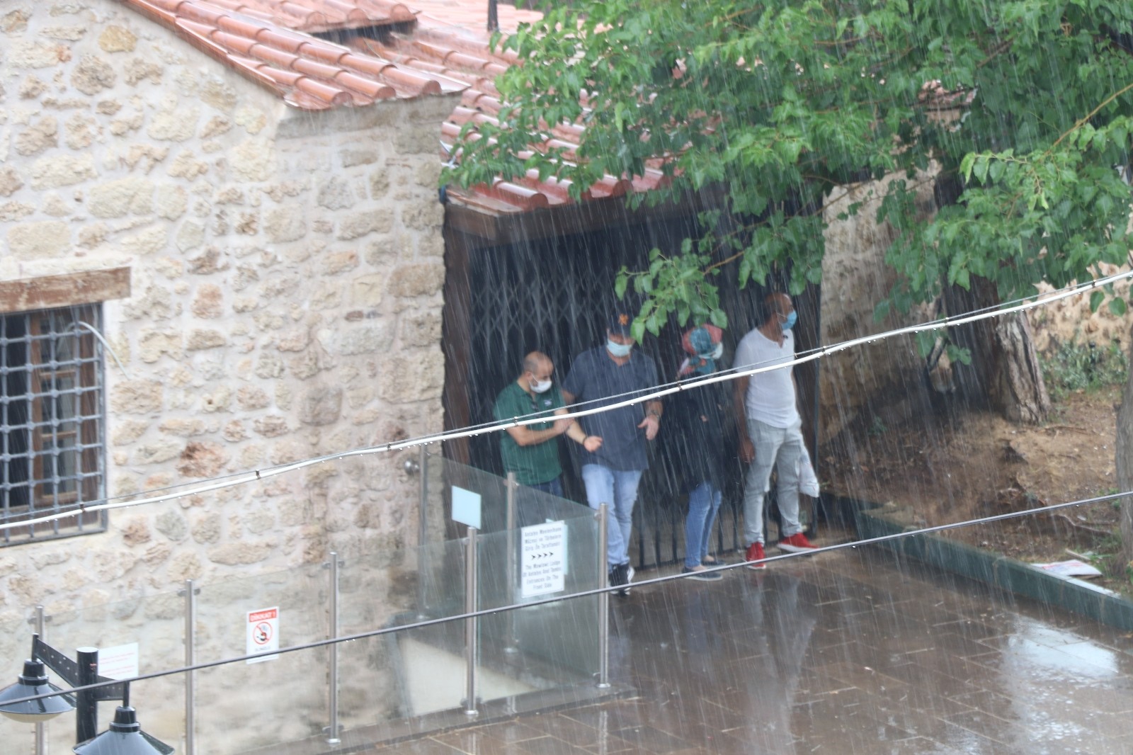 Antalya’da aniden bastıran sağanak yağış, vatandaşı hazırlıksız yakaladı