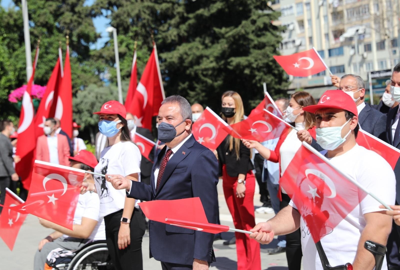 Başkan Böcek Atatürk Anıtına çelenk sundu