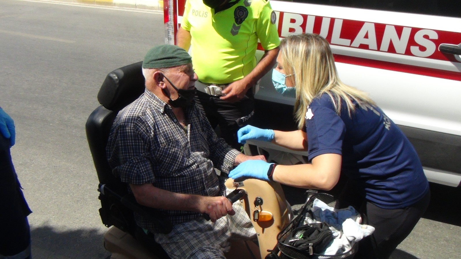 Kaza yapan yaşlı adam engelli aracını bırakmadı, araçla birlikte kamyonete konulup evine gönderildi