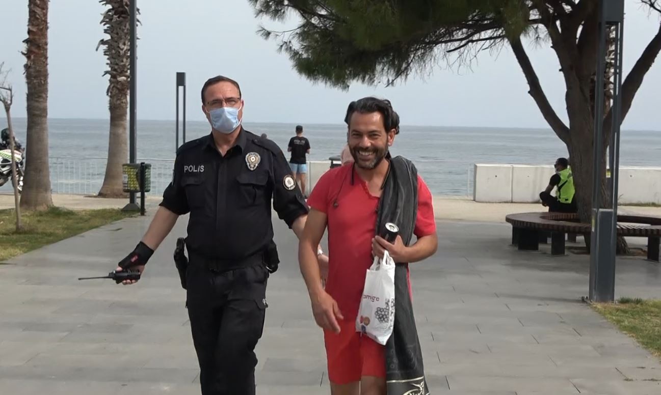 Kısıtlamada sokakta yakalanıp ceza yiyince polislerin elini öpmek istedi