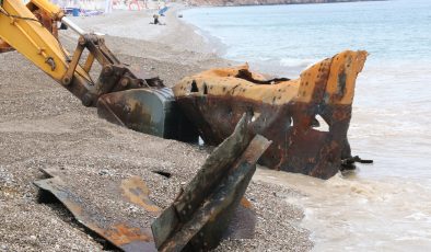 Dünyaca ünlü plajdaki 83 yıllık batık gemi karaya çıkarıldı I FOTO GALERİ