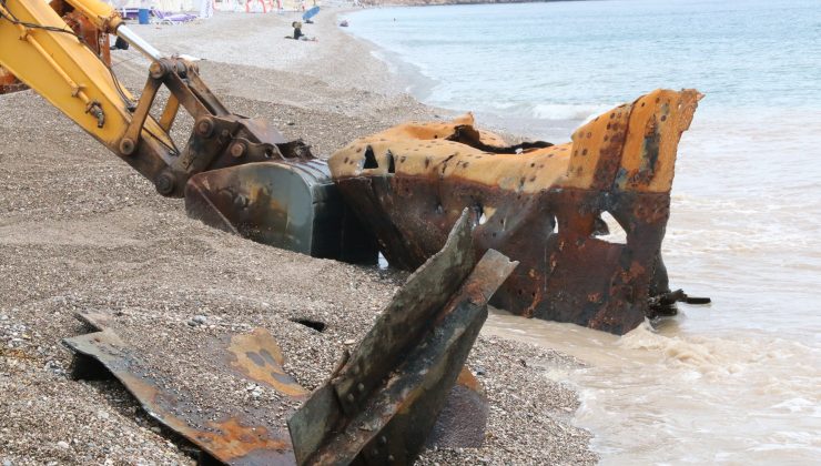 Dünyaca ünlü plajdaki 83 yıllık batık gemi karaya çıkarıldı I FOTO GALERİ