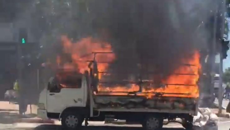 Karton yüklü kamyonet seyir halindeyken alev alev yandı