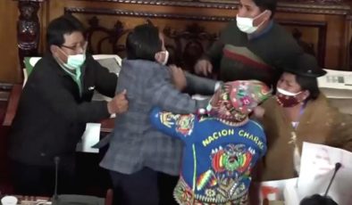 Bolivya meclisi karıştı! Vekillerin yumruklu kavgası kamerada