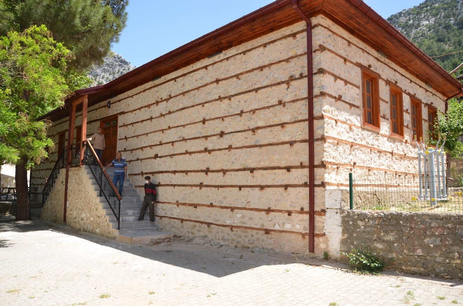 Osmanlı mimarisi düğmeli ev statüsündeki tarihi ilkokul restore edilip yeniden ayağa kaldırıldı