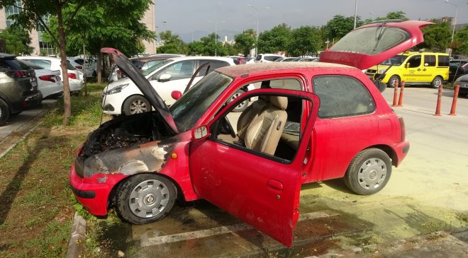 Sağlık çalışanının hastane bahçesine park ettiği araç yandı