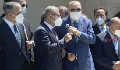 Vatandaş şikayet etti, Cumhurbaşkanı Erdoğan belediye başkanını kolundan tutup yanına çıkararak söz aldı