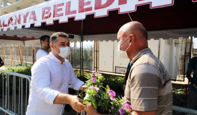 Alanya Belediyesi ücretsiz 61 bin çiçek dağıtacak