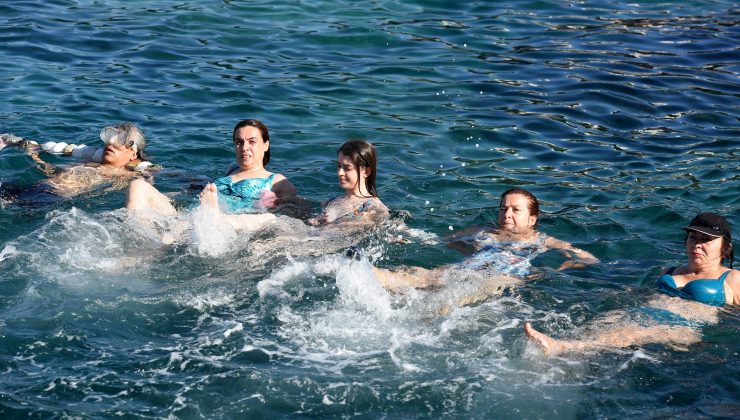 Kısıtlama bitti, alınan kilolar için kadınlar su jimnastiğine akın etti