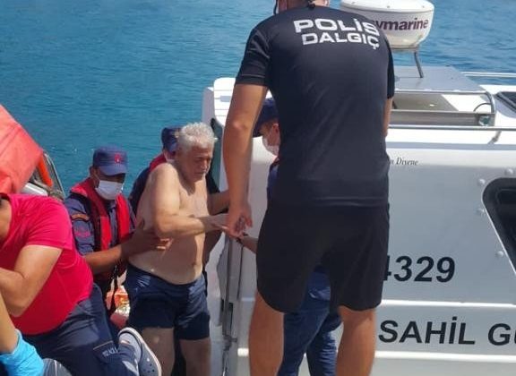 Akıntıya kapılıp denizde 2 saat mahsur kalan yaşlı adamı sahil güvenlik kurtardı