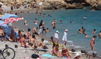 Antalya’da sahillerde yerli turist yoğunluğu