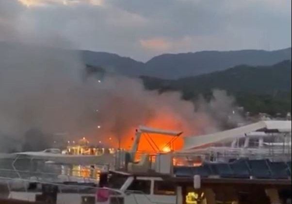 17 metrelik tur teknesi alev alev yandı