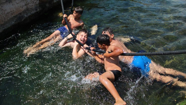 Çocukların su parklarına alternatif serin eğlencesinde hortum önlemi