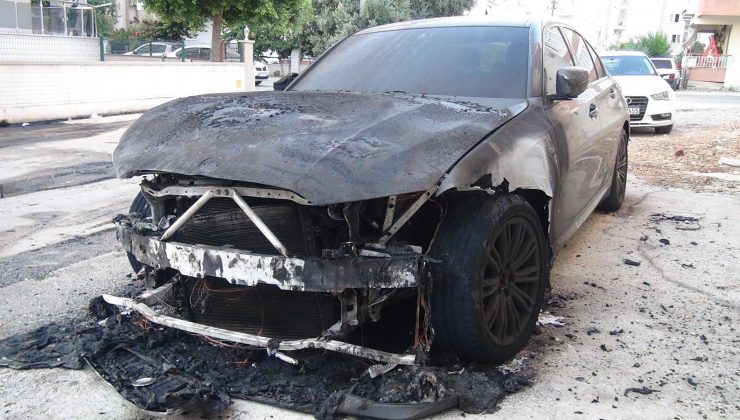 Lüks araba alev alev yandı, patlama sesi vatandaşı sokağa döktü