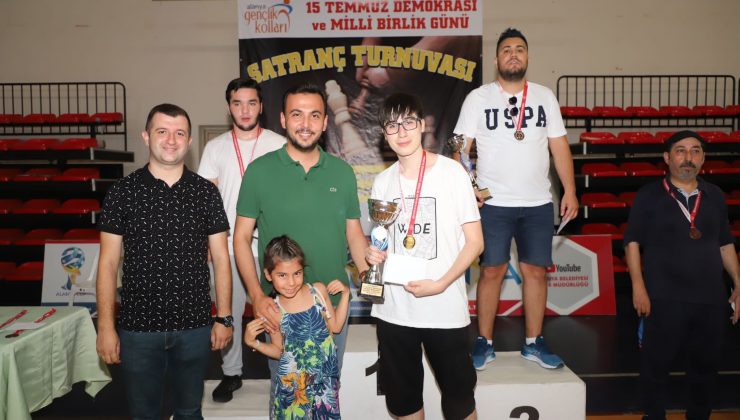 Alanya’da düzenlenen ödüllü satranç turnuvası sona erdi