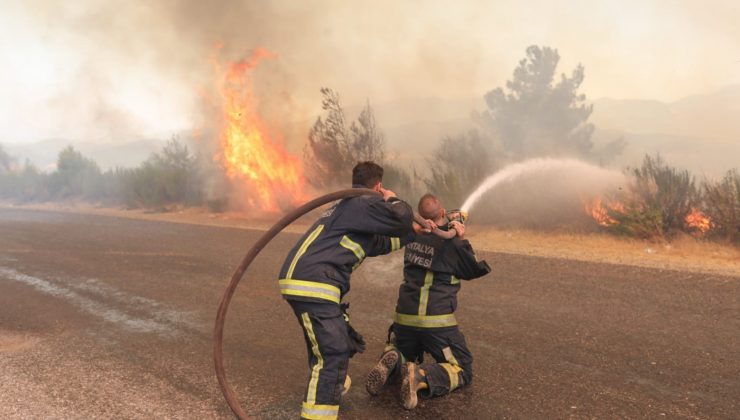 Büyükşehir 646 araç bin 767 personel ile yangın bölgesinde görev yapıyor
