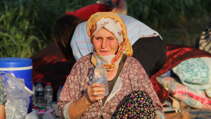 Yangının ardından 40 derece sıcakta çardakta yaşam mücadelesi